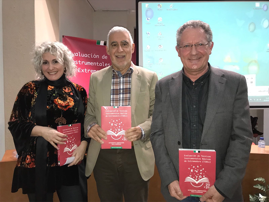 Jos&eacute; Luis Ramos y Ana Isabel Gonz&aacute;lez presentan su libro TIBEx en Badajoz junto al Secretario General de Educaci&oacute;n, Rafael Rodr&iacute;guez